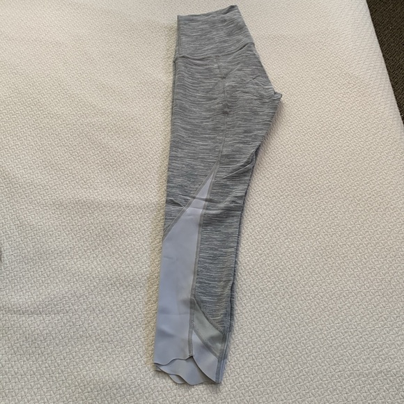 Wunder Under Scalloped Hem High-Rise Crop - Picture 3 of 10